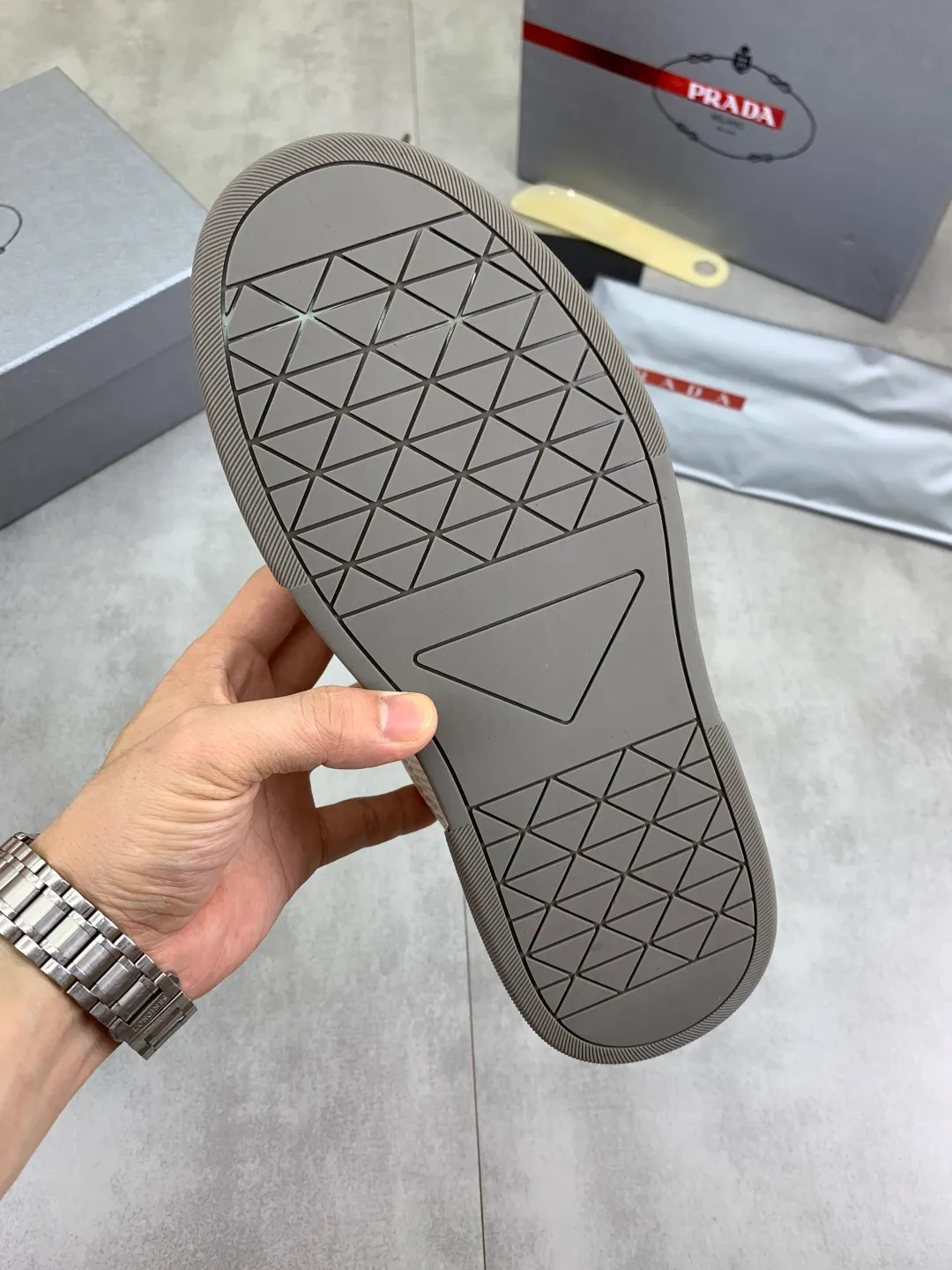 Men's Men's Shoes 💰P560 💰【New Style】 The latest model of high-quality PRADA classic men's shoes has been launched on the official website at a 1:1 replica, synchronized in Hong Kong and on the same catwalk; all made of calfskin➕imported cowhide lining, 🍡🍡original rubber outsole, non-slip and wear-resistant; comfortable on the feet, attractive style, fine workmanship, and simple and neat shoe lasts, highlighting a man's courage and toughness, 👍size 38 to 44 (45 can be customized) black White color🉑️choose